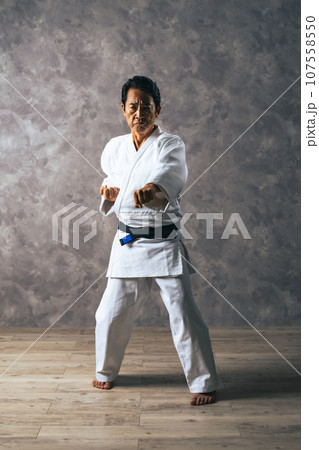 道着を着た中年男性 武道家 道着を着た中年男性 武道家 107558550
