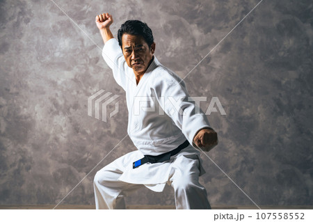 道着を着た中年男性　武道家 107558552