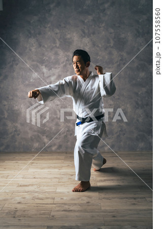 道着を着た中年男性　武道家 107558560