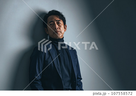 ミドル男性のポートレート 107558572