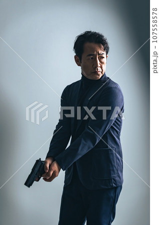 拳銃を持つミドル男性 拳銃を持つミドル男性 107558578