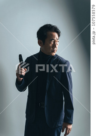 拳銃を持つミドル男性 拳銃を持つミドル男性 107558579