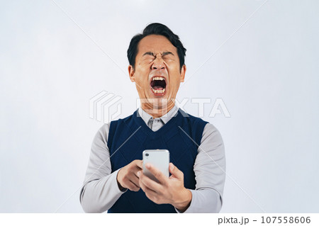 スマホを見て叫ぶミドル男性 スマホを見て叫ぶミドル男性 107558606