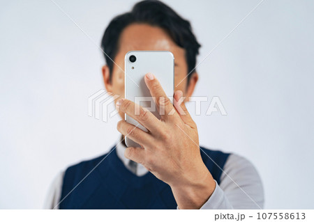 スマホを見る男性 スマホを見る男性 107558613
