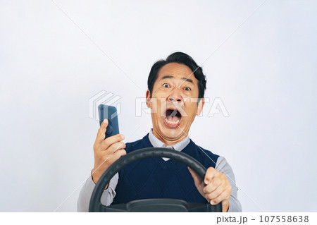 ながら運転で事故を起こしたミドル男性 107558638