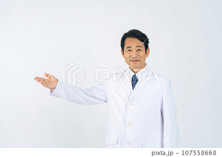 案内する白衣の中年男性 医師 科学者 案内する白衣の中年男性 医師 科学者 107558668
