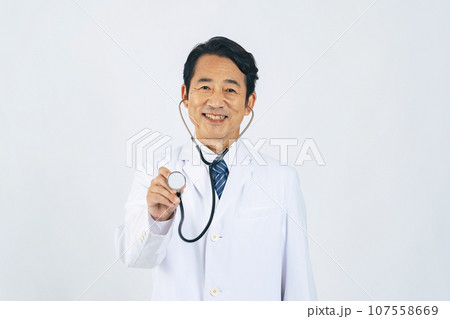聴診器で診察する医師 聴診器で診察する医師 107558669