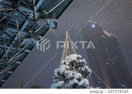雪の降る金沢駅前 雪の降る金沢駅前 107559105