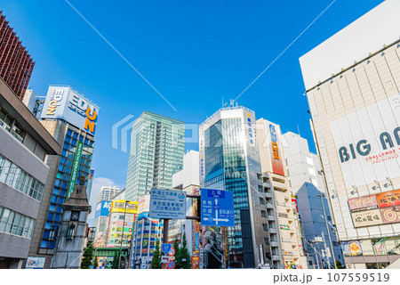 万世橋から秋葉原の街並みと高層ビル 107559519