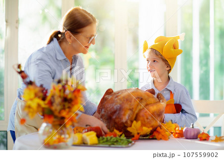 Family cooking Thanksgiving dinner Family cooking Thanksgiving dinner 107559902