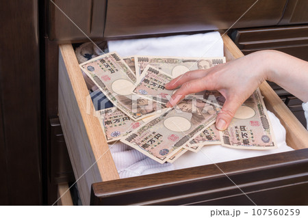 【主婦がたんすの引き出しに一万円札を隠す】 【主婦がたんすの引き出しに一万円札を隠す】 107560259