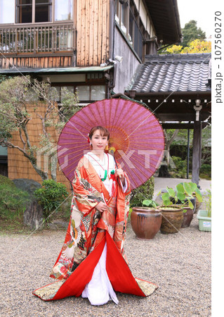 刺繍や箔が美しい橙色の和装婚礼フォトウエディングロケ撮影ブライダルフォト花嫁結婚式 107560270