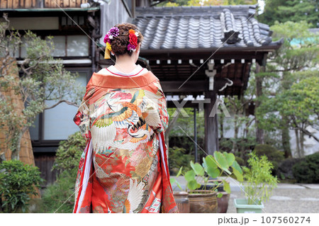刺繍や箔が美しい橙色の和装婚礼フォトウエディングロケ撮影ブライダルフォト花嫁結婚式 107560274