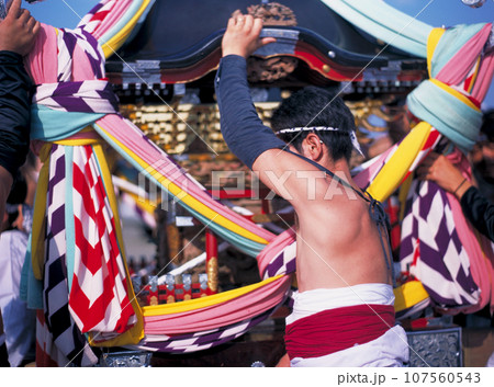 秋祭りの神輿を担ぐ男性 秋祭りの神輿を担ぐ男性 107560543