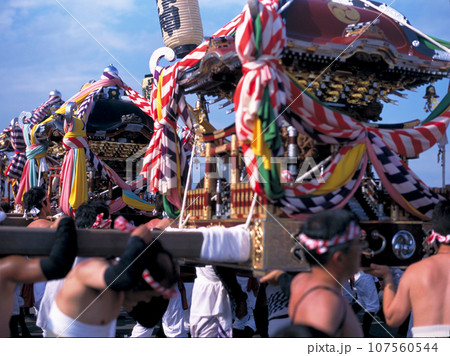 秋祭りの神輿と担ぎ手 秋祭りの神輿と担ぎ手 107560544
