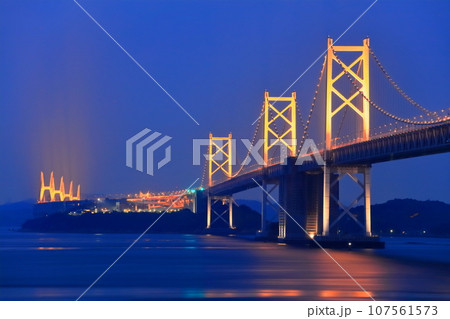 【香川県】瀬戸大橋記念公園から見た「瀬戸大橋」の夜景（ライトアップ） 107561573