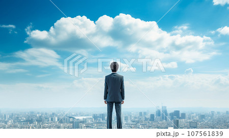 青空の下の都市を眺めるビジネスマン 107561839