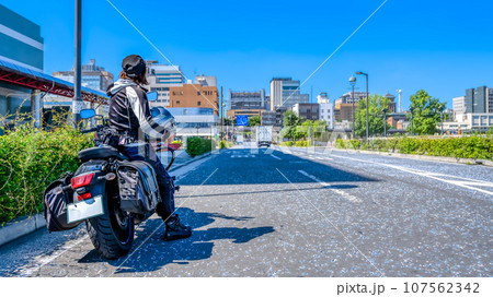 横浜をツーリングする女性ライダー　後ろ姿 107562342