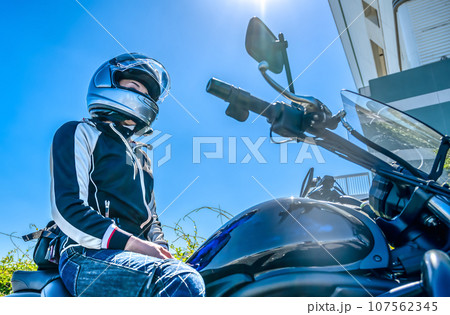 横浜をツーリングする女性ライダー 107562345