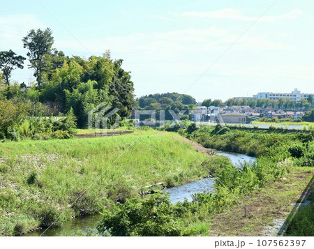 川の土手から見た風景 107562397