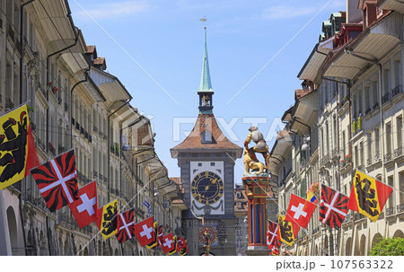 Street view on Kramgasse with fountain and Zytglogge Clock Tower in the old town of Bern city. It is a popular shopping street and medieval city centre of Bern, Switzerland 107563322