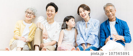 子どもを囲む三世代家族 107565891