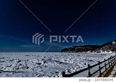 真夜中のオホーツク海に広がる流氷原 真夜中のオホーツク海に広がる流氷原 107566034
