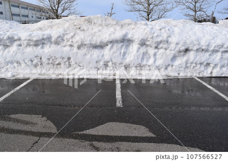 除雪した豪雪地方の駐車場 除雪した豪雪地方の駐車場 107566527