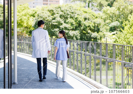 医療施設の廊下を歩く医師と看護師 医療施設の廊下を歩く医師と看護師 107566603