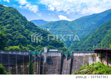 二瀬ダム 展望台からの眺め 真夏の風景 秩父市 二瀬ダム 展望台からの眺め 真夏の風景 秩父市 107567361