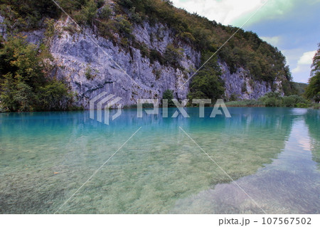 クロアチアの世界自然遺産プリトヴィッツェ湖群国立公園 下湖群高台より見下ろす湖面の鮮やかなブルー クロアチアの世界自然遺産プリトヴィッツェ湖群国立公園 下湖群高台より見下ろす湖面の鮮やかなブルー 107567502