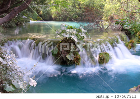 クロアチアの世界自然遺産プリトヴィッツェ湖群国立公園 下湖群の湖をつなぐミルカトルニナ滝 クロアチアの世界自然遺産プリトヴィッツェ湖群国立公園 下湖群の湖をつなぐミルカトルニナ滝 107567513