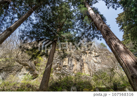 山形県山形市　山寺と通称される立石寺の雲型侵食の岩 107568316