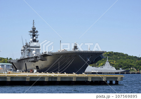 停泊する護衛艦 いずも 横須賀港 停泊する護衛艦 いずも 横須賀港 107569895