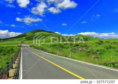 【熊本県】晴天の古坊中の阿蘇パノラマライン（阿蘇山） 107571287
