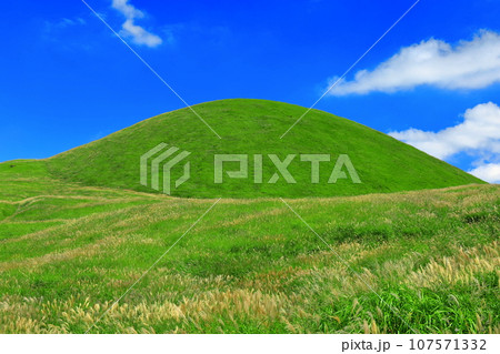 【熊本県】晴天の米塚と米塚草原（阿蘇山） 107571332