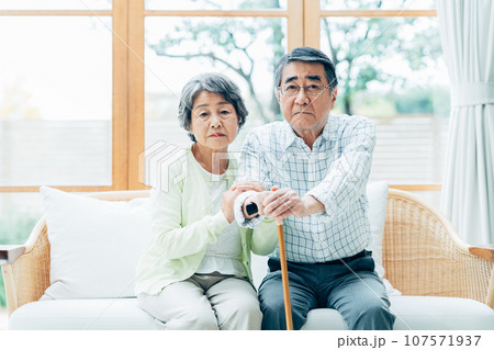 悩むシニアの夫婦　 107571937