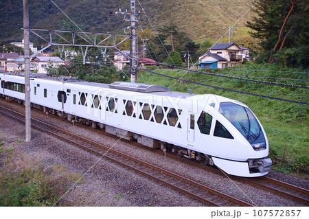 日光市 鬼怒川温泉駅を出発するスペーシアX 日光市 鬼怒川温泉駅を出発するスペーシアX 107572857