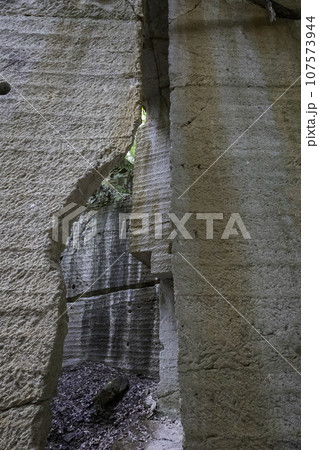 石切り場（縦） 107573944