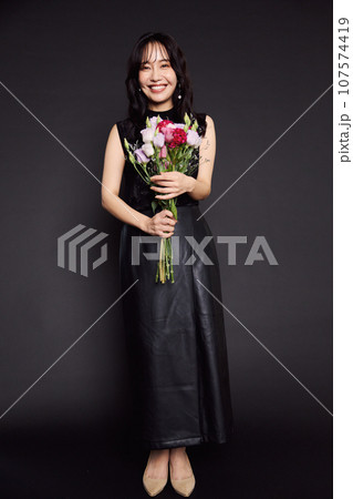 秋服ファッションポートレート 107574419