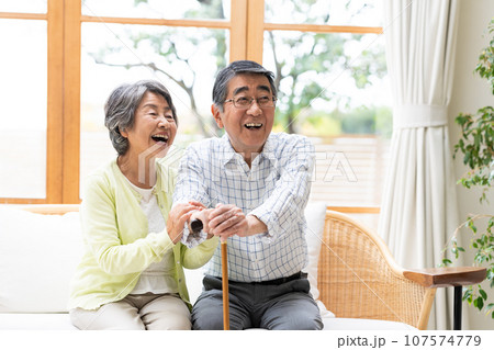 くつろぐシニアの夫婦 107574779