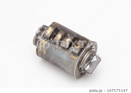 鍵のシリンダー内部の汚れ　ゴミ　クローズアップ 107575147