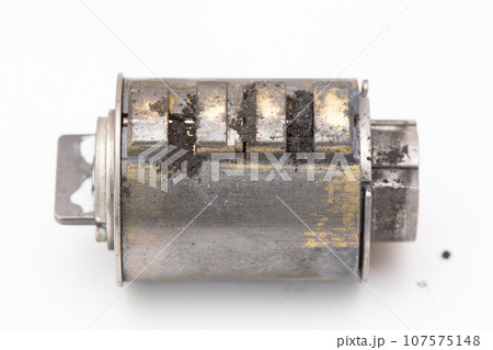 鍵のシリンダー内部の汚れ　ゴミ　クローズアップ 107575148