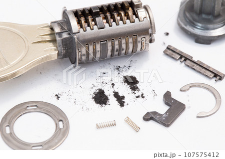 住宅の鍵の分解 修理作業 住宅の鍵の分解 修理作業 107575412