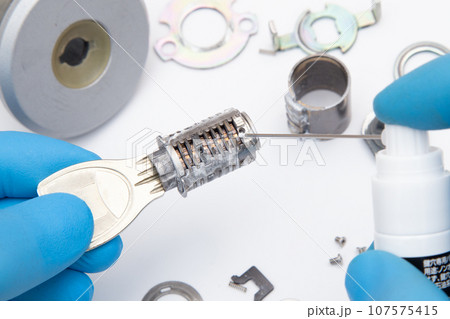 住宅の鍵の修理作業 潤滑剤をつける 住宅の鍵の修理作業 潤滑剤をつける 107575415