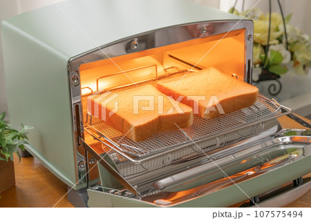 トースターでパンを焼く 107575494