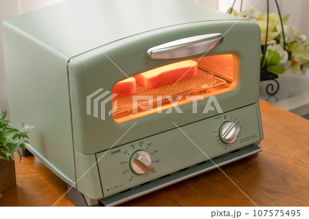 トースターでパンを焼く 107575495