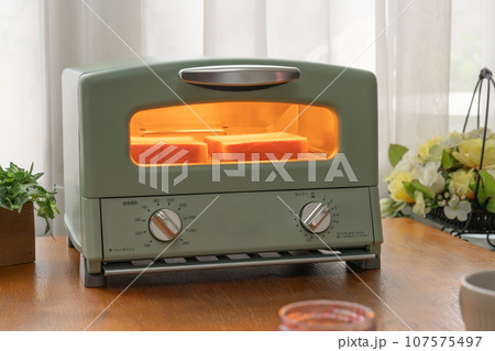 トースターでパンを焼く トースターでパンを焼く 107575497