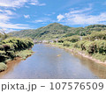 青空と山と川の豊かな自然 107576509