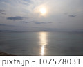 海に反射する夕日 107578031